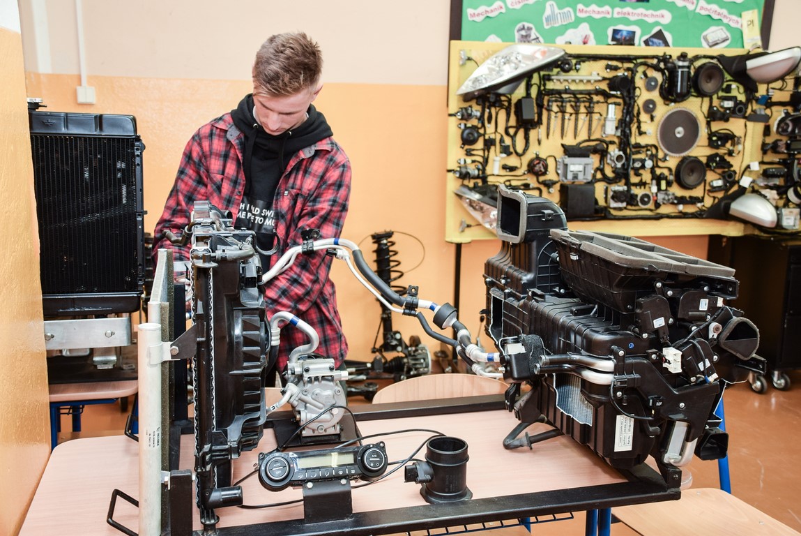 Spojená škola 8 - Študenti na teórii - autoopravár mechanik